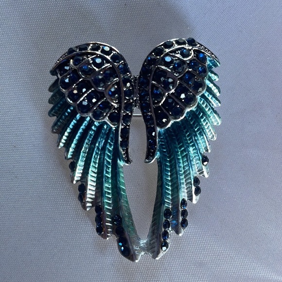 New! Angel Wings Crystal Brooch - Picture 8 of 10